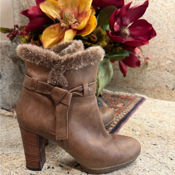 Aquatalia Russell & Bromley Boots Tan Fur-Trimmed Ankle Boots size 8 - Picture 1 of 7